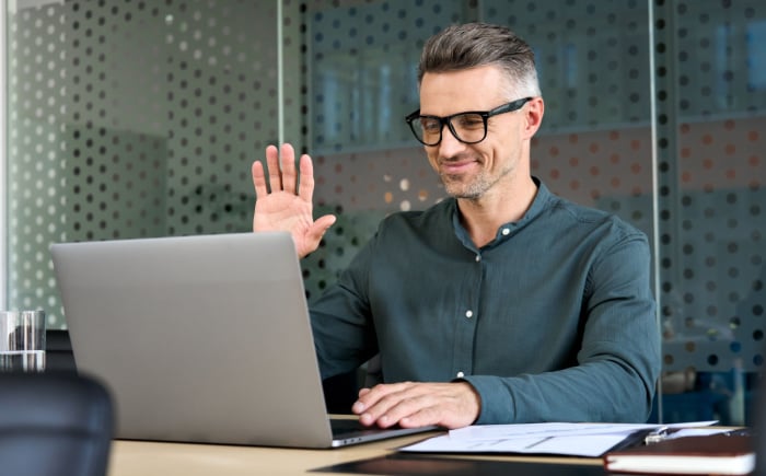 online tutor waving